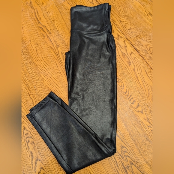 Spanx NWOT  faux ‘leather’  shiny stretch leggings, XL fit M/L - Picture 4 of 15